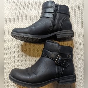 NATURAL SOUL "BLYTHE”.  SIDE ZIP ANKLE BOOT BLACK WOMEN'S SIZE 7.5 STRAP BUCKLE